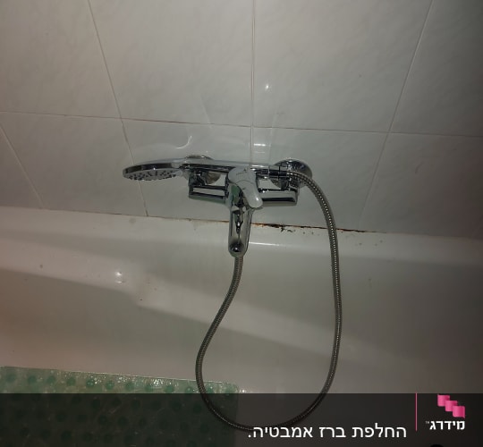 ברז אמבטיה עם צינור מקלחת ומזרן אמבטיה ירוק